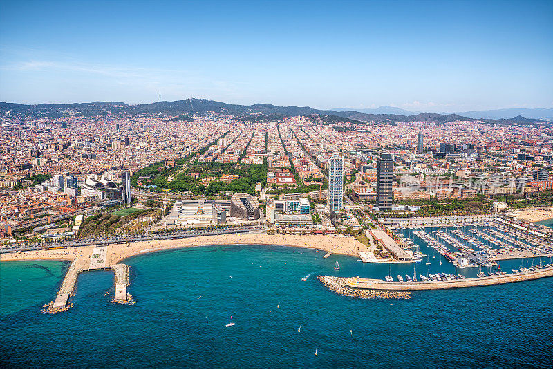 鸟瞰图的巴塞罗那海岸线与港口奥林匹克，波普尔诺，Mapfre塔，Agbar塔和la ciutadella公园
